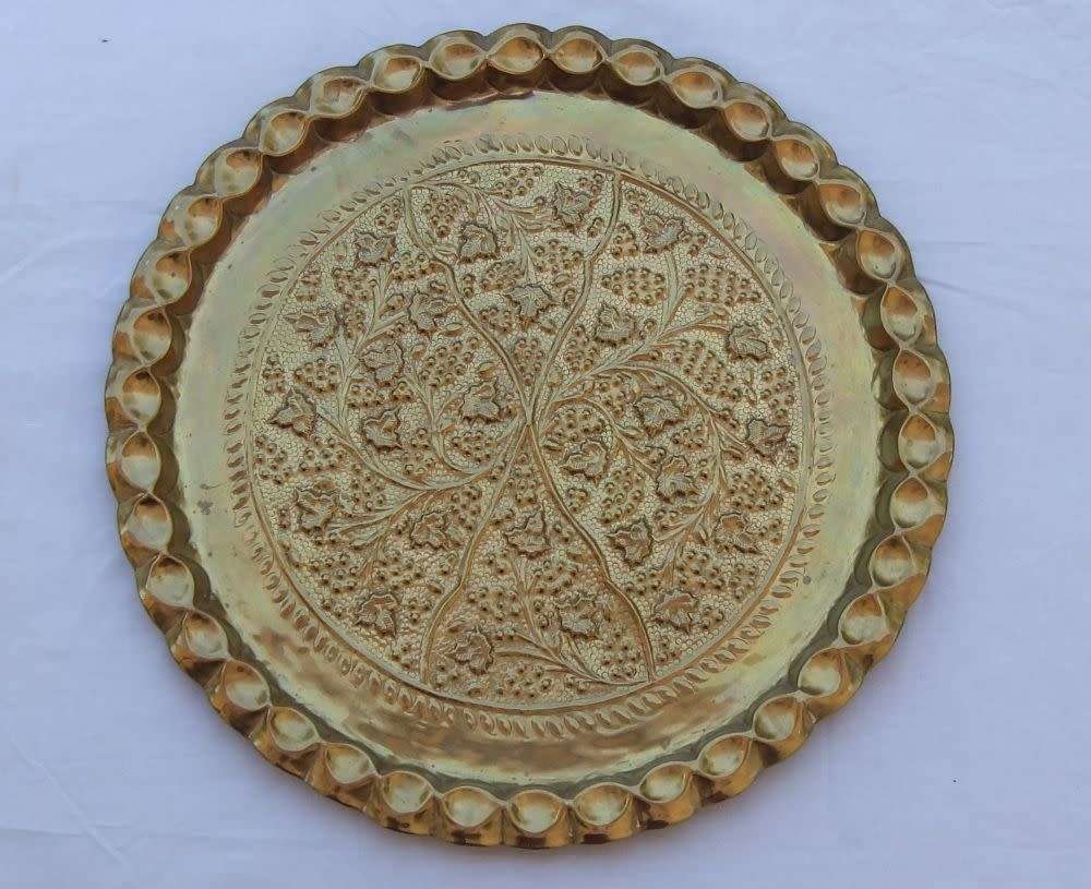 A STUNNING LARGE VINTAGE SOLID BRASS WALL CHARGER WITH GRAPE VINE DETAIL IN EXCEPTIONAL CONDITION