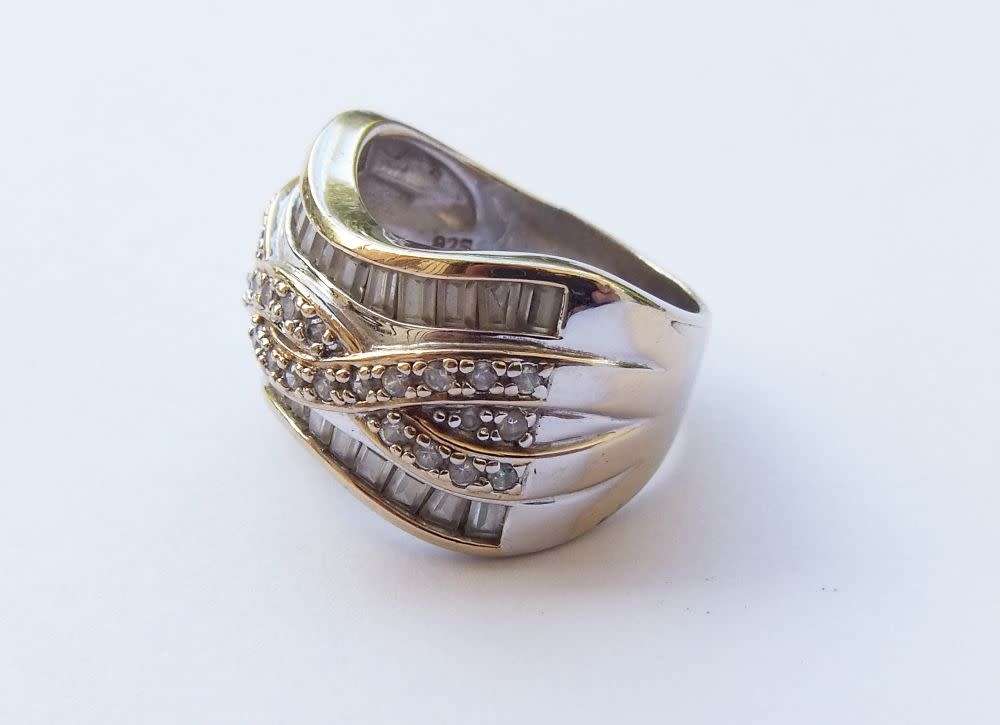 AN ABSOLUTELY GORGEOUS SOLID STERLING SILVER DESIGNER RING WITH GOLDEN ACCENTS !! BAGUETTE CUT !!