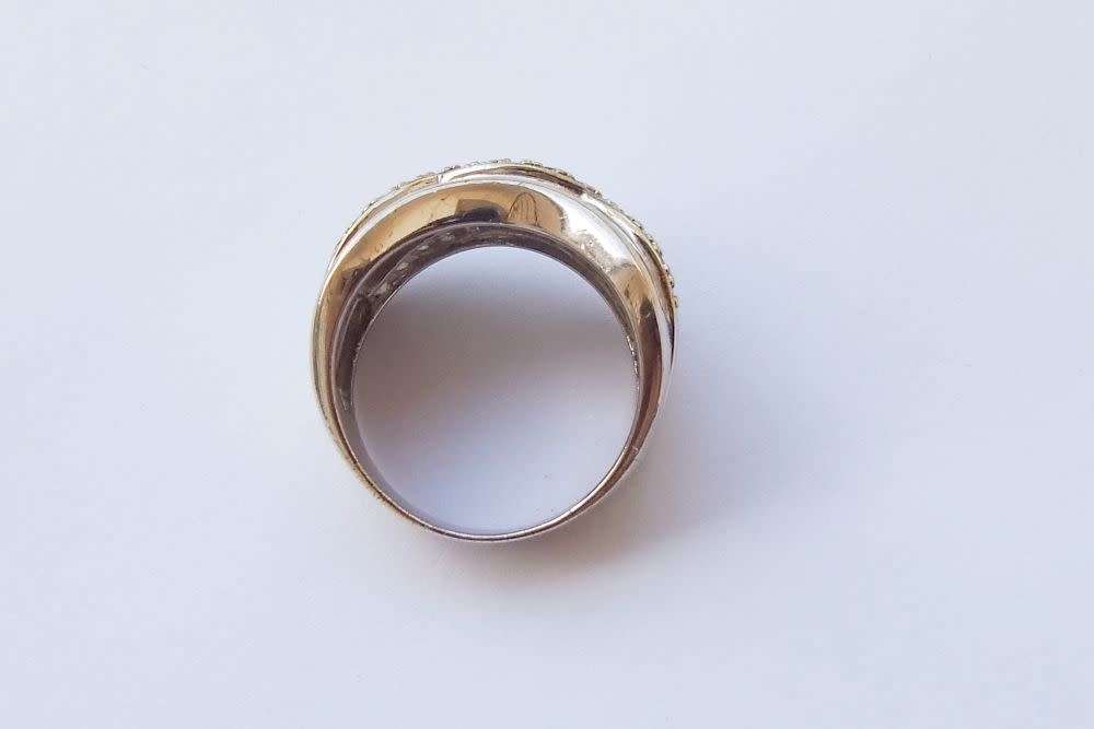 AN ABSOLUTELY GORGEOUS SOLID STERLING SILVER DESIGNER RING WITH GOLDEN ACCENTS !! BAGUETTE CUT !!