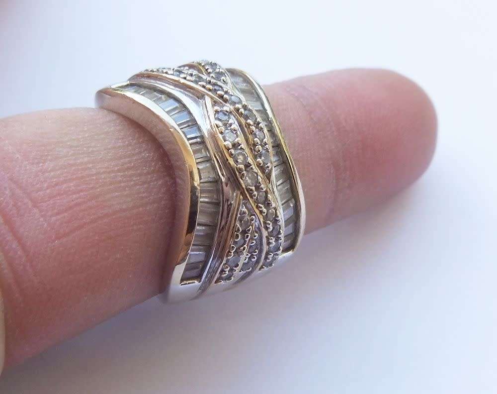 AN ABSOLUTELY GORGEOUS SOLID STERLING SILVER DESIGNER RING WITH GOLDEN ACCENTS !! BAGUETTE CUT !!