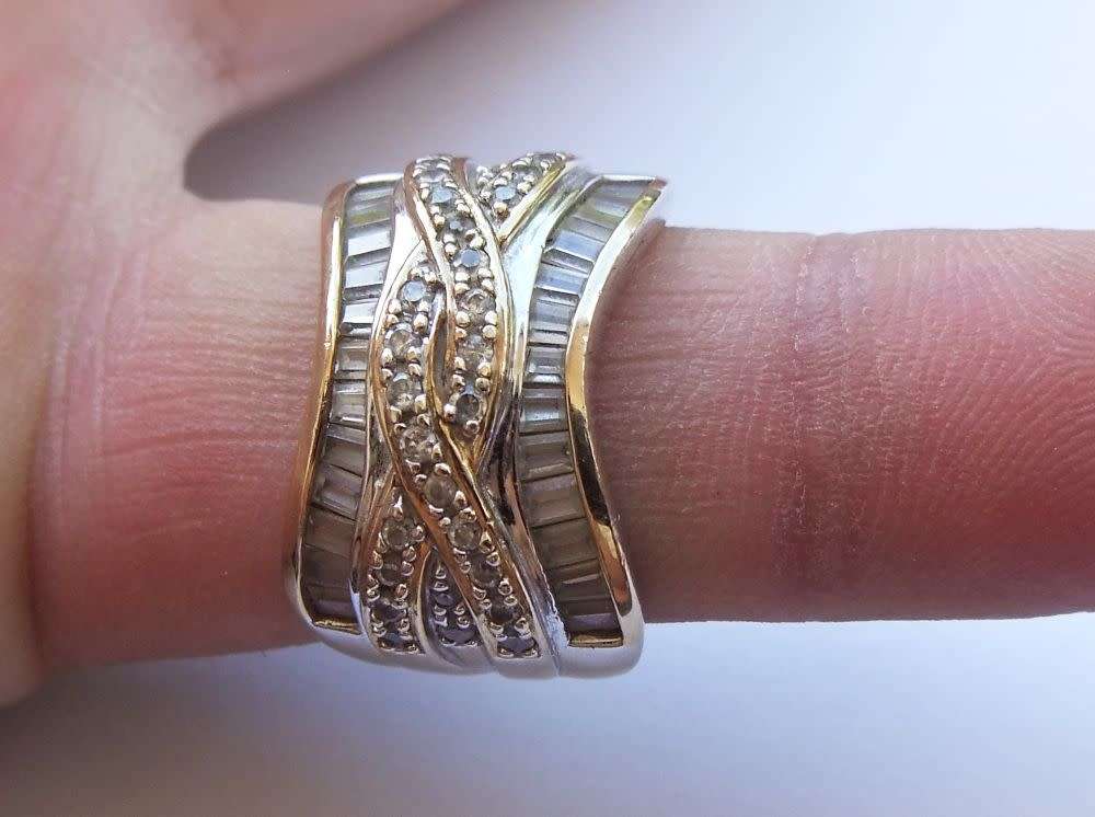 AN ABSOLUTELY GORGEOUS SOLID STERLING SILVER DESIGNER RING WITH GOLDEN ACCENTS !! BAGUETTE CUT !!