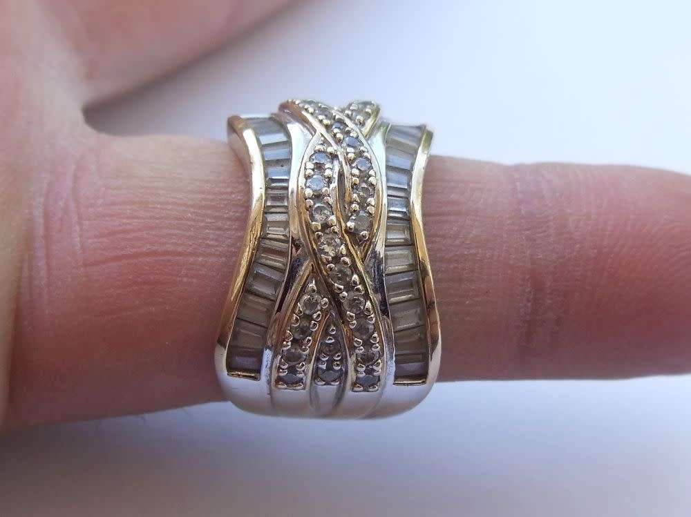 AN ABSOLUTELY GORGEOUS SOLID STERLING SILVER DESIGNER RING WITH GOLDEN ACCENTS !! BAGUETTE CUT !!