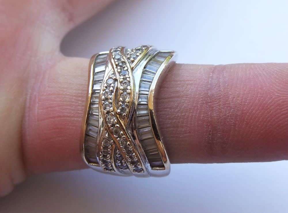 AN ABSOLUTELY GORGEOUS SOLID STERLING SILVER DESIGNER RING WITH GOLDEN ACCENTS !! BAGUETTE CUT !!