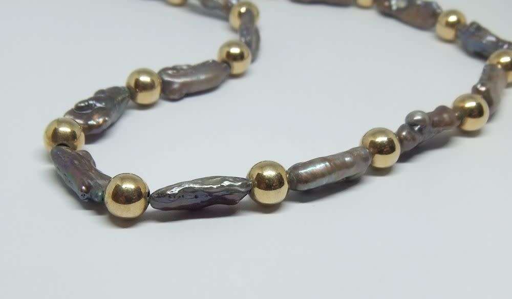 A CHARMING VINTAGE GENUINE FRESHWATER PEARL NECKLACE WITH 14CT GOLD PLATED CLASP AND ORBS !! WOW !!