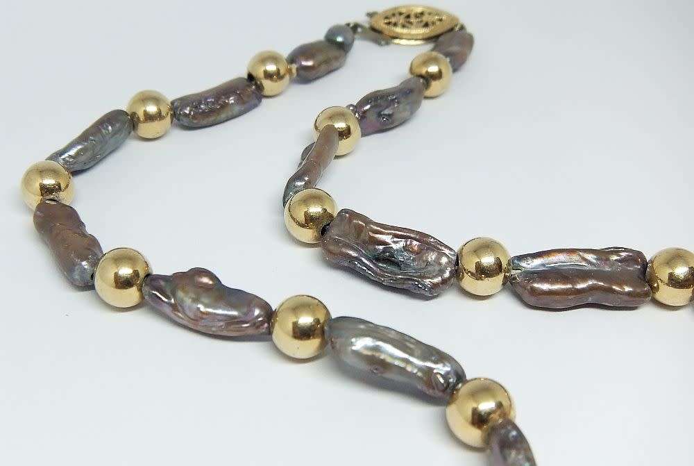A CHARMING VINTAGE GENUINE FRESHWATER PEARL NECKLACE WITH 14CT GOLD PLATED CLASP AND ORBS !! WOW !!