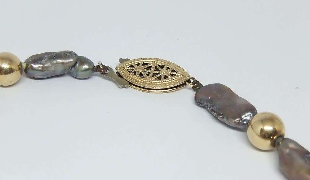 A CHARMING VINTAGE GENUINE FRESHWATER PEARL NECKLACE WITH 14CT GOLD PLATED CLASP AND ORBS !! WOW !!