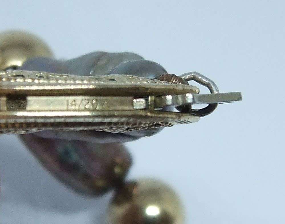 A CHARMING VINTAGE GENUINE FRESHWATER PEARL NECKLACE WITH 14CT GOLD PLATED CLASP AND ORBS !! WOW !!