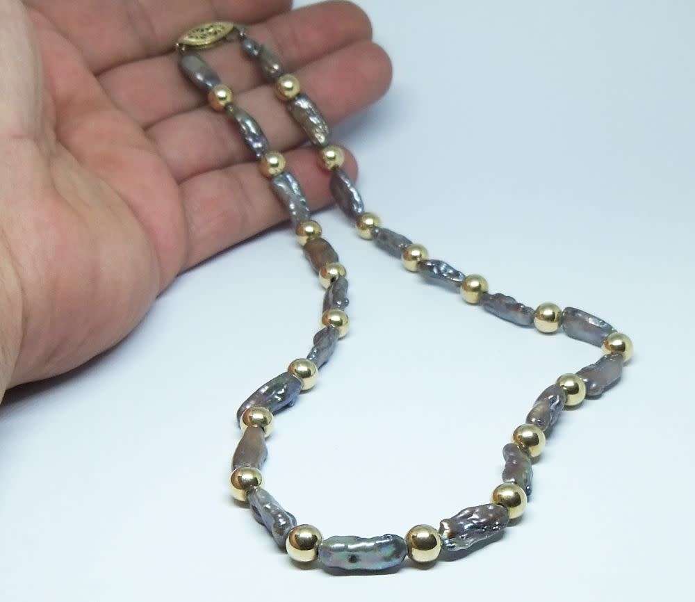 A CHARMING VINTAGE GENUINE FRESHWATER PEARL NECKLACE WITH 14CT GOLD PLATED CLASP AND ORBS !! WOW !!