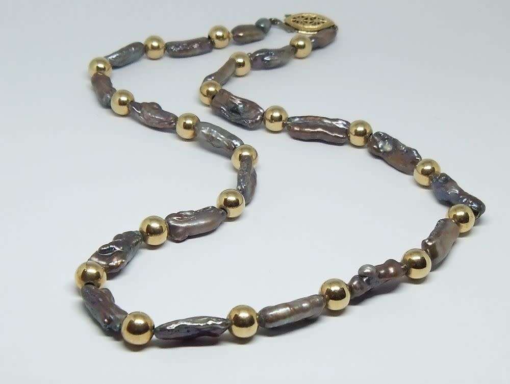 A CHARMING VINTAGE GENUINE FRESHWATER PEARL NECKLACE WITH 14CT GOLD PLATED CLASP AND ORBS !! WOW !!