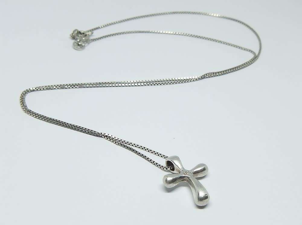 WOW !! AN UNUSUALLY DESIGNED SOLID STERLING SILVER CROSS PENDANT WITH A STERLING SILVER NECKLACE !!