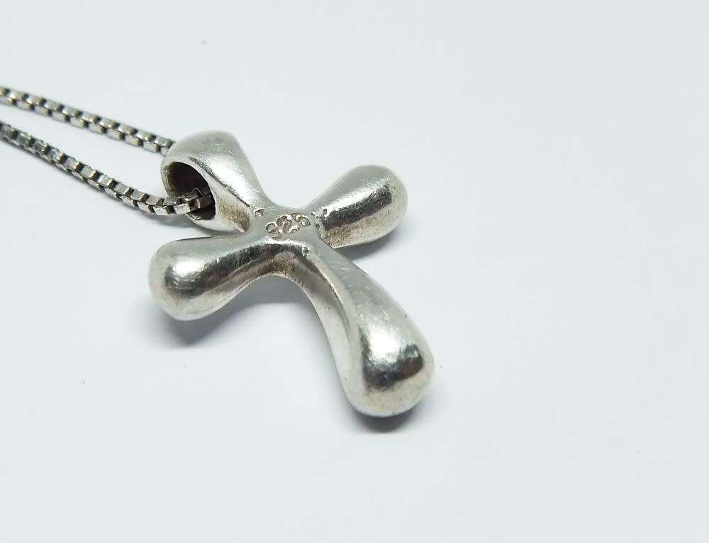 WOW !! AN UNUSUALLY DESIGNED SOLID STERLING SILVER CROSS PENDANT WITH A STERLING SILVER NECKLACE !!