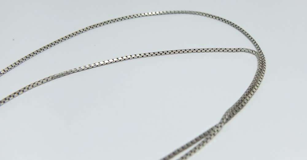 WOW !! AN UNUSUALLY DESIGNED SOLID STERLING SILVER CROSS PENDANT WITH A STERLING SILVER NECKLACE !!