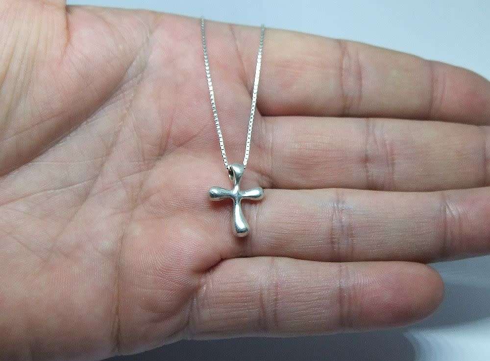 WOW !! AN UNUSUALLY DESIGNED SOLID STERLING SILVER CROSS PENDANT WITH A STERLING SILVER NECKLACE !!