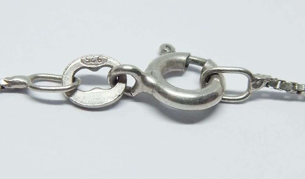 WOW !! AN UNUSUALLY DESIGNED SOLID STERLING SILVER CROSS PENDANT WITH A STERLING SILVER NECKLACE !!