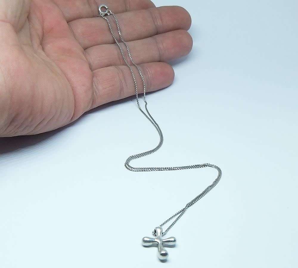 WOW !! AN UNUSUALLY DESIGNED SOLID STERLING SILVER CROSS PENDANT WITH A STERLING SILVER NECKLACE !!