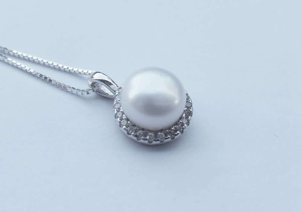 A genuine sterling silver necklace and genuine Mabe pearl pendant - Brand new - Boxed