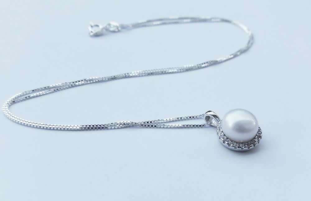A genuine sterling silver necklace and genuine Mabe pearl pendant - Brand new - Boxed