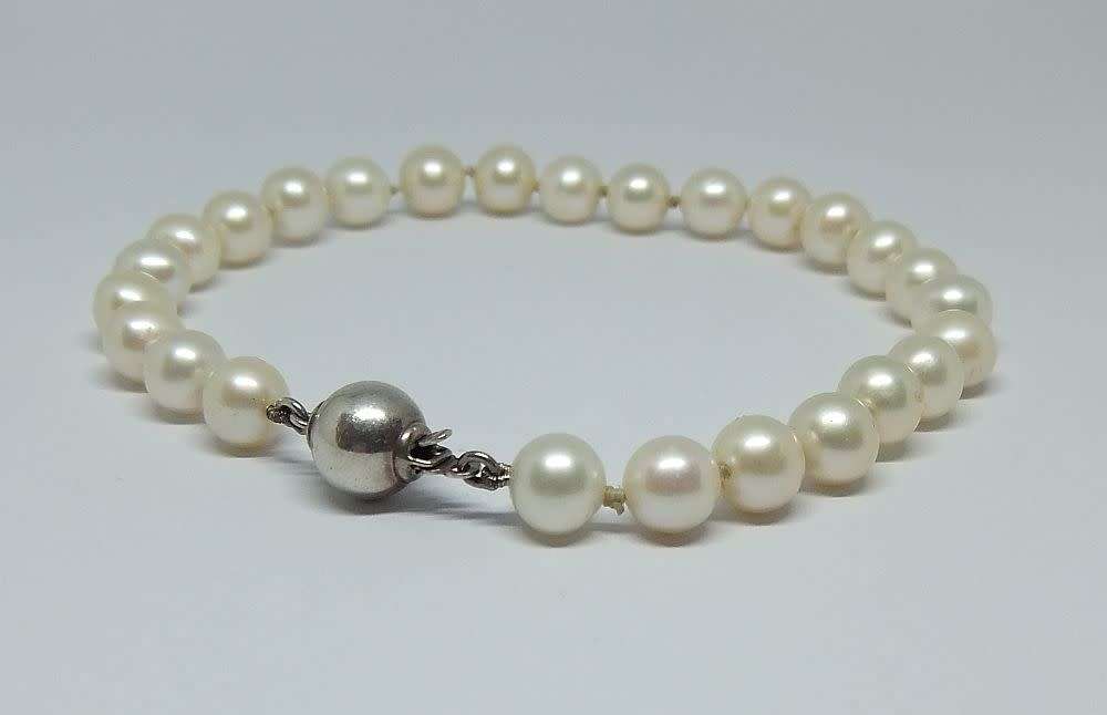 A genuine pearl bracelet with a vintage style sterling silver orb clasp in excellent condition