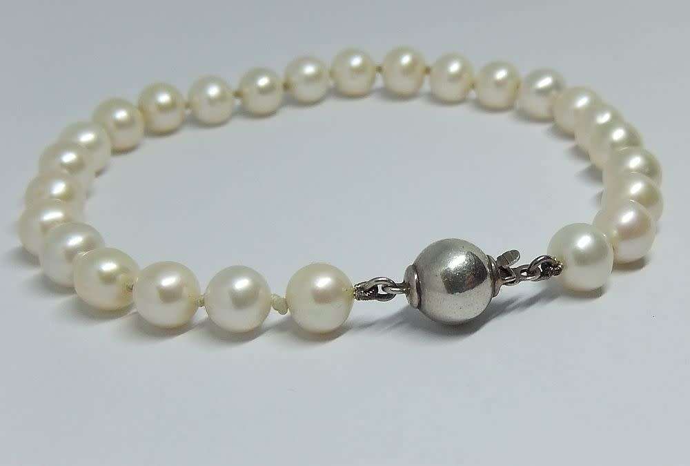 A genuine pearl bracelet with a vintage style sterling silver orb clasp in excellent condition