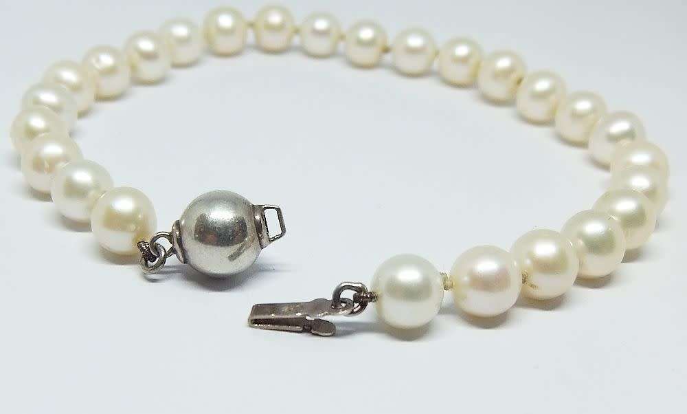 A genuine pearl bracelet with a vintage style sterling silver orb clasp in excellent condition