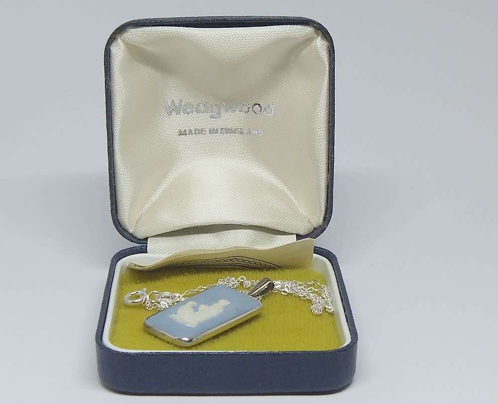 A stunning rare vintage hallmarked silver Wedgwood pendant with new sterling silver necklace