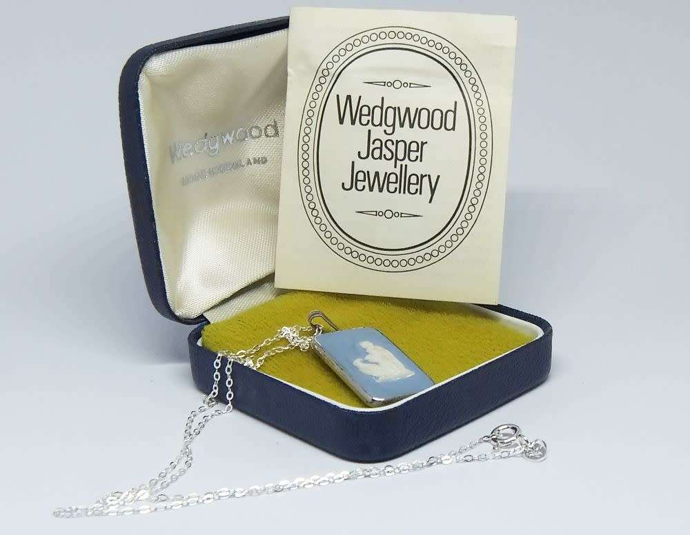 A stunning rare vintage hallmarked silver Wedgwood pendant with new sterling silver necklace