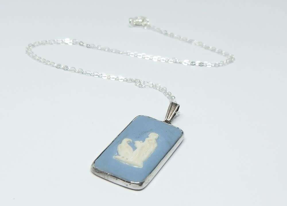 A stunning rare vintage hallmarked silver Wedgwood pendant with new sterling silver necklace
