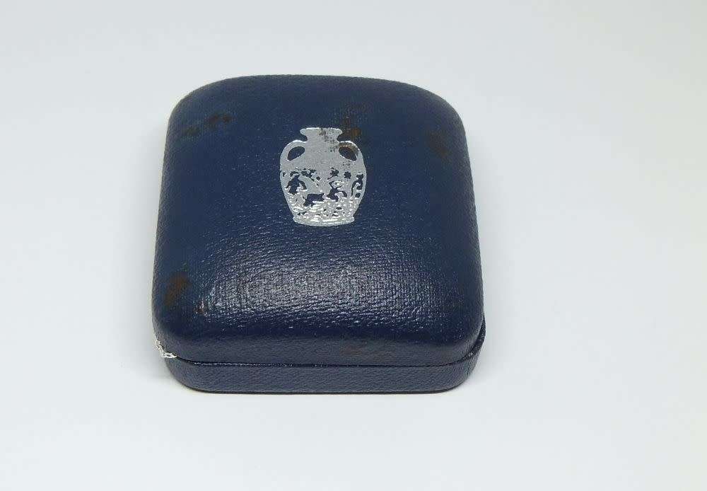 A stunning rare vintage hallmarked silver Wedgwood pendant with new sterling silver necklace