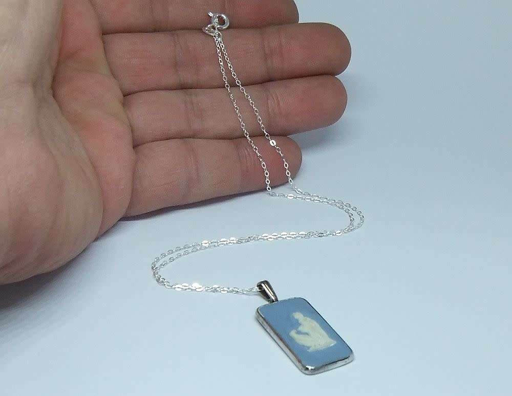 A stunning rare vintage hallmarked silver Wedgwood pendant with new sterling silver necklace