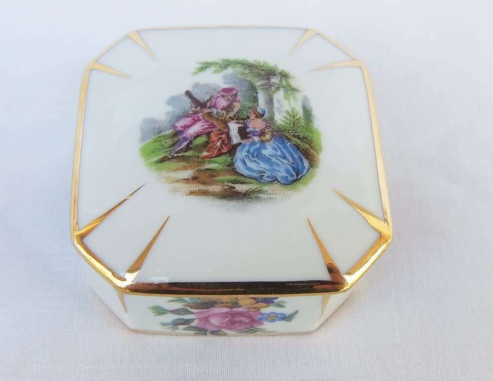 A beautifully decorated vintage Limoges of France porcelain trinket box