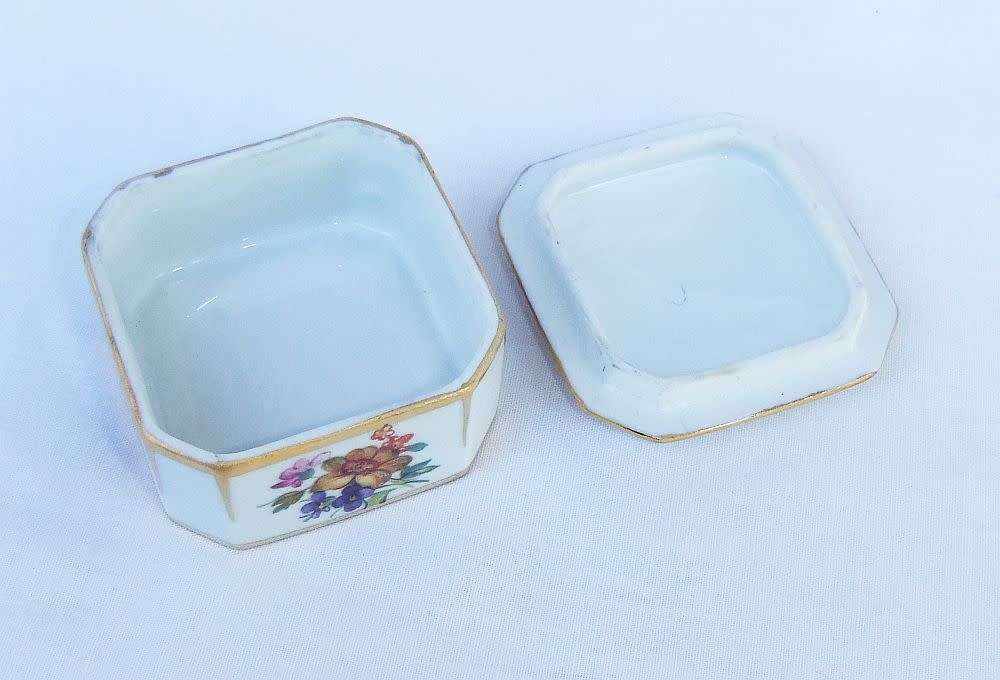 A beautifully decorated vintage Limoges of France porcelain trinket box