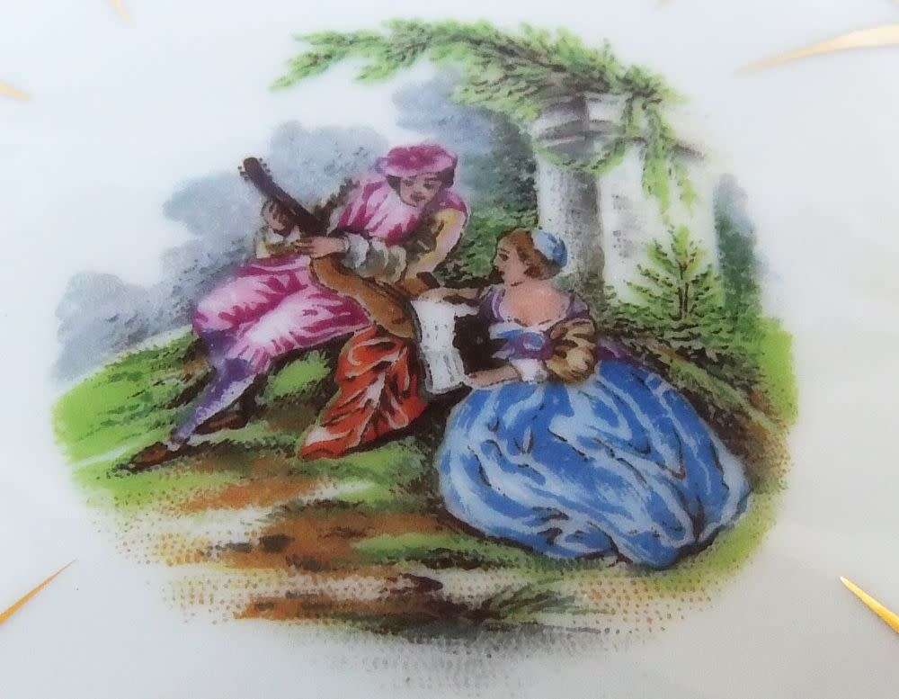 A beautifully decorated vintage Limoges of France porcelain trinket box