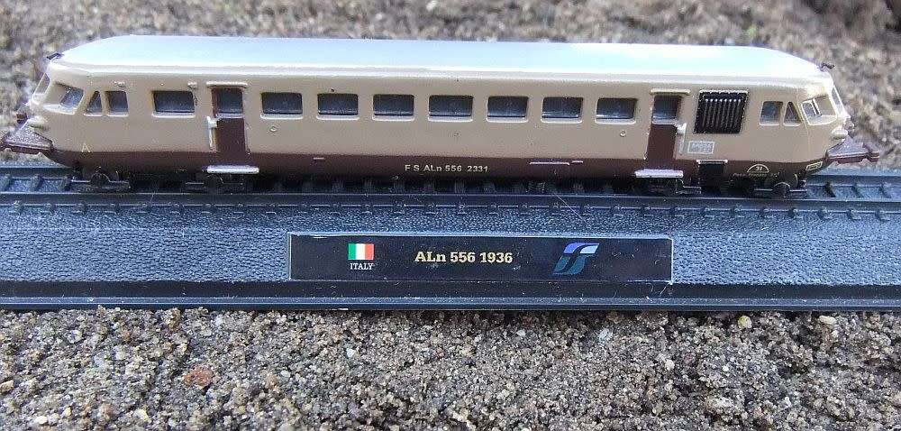 A highly detailed model of the 1936 ALn 556 locomotive ( Italy )