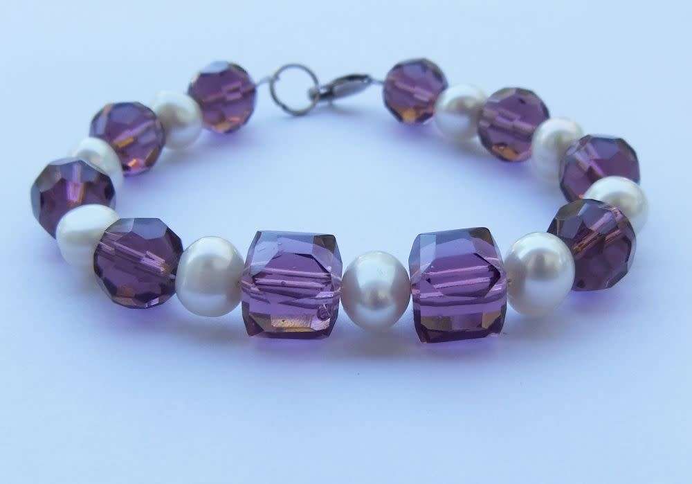 An eye catching handmade genuine freshwater Pearl and glass bracelet with sterling silver clasp