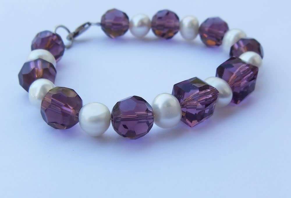 An eye catching handmade genuine freshwater Pearl and glass bracelet with sterling silver clasp