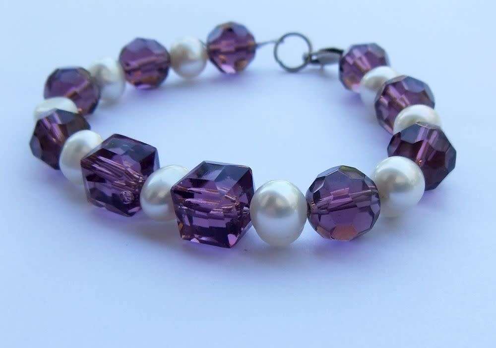 An eye catching handmade genuine freshwater Pearl and glass bracelet with sterling silver clasp
