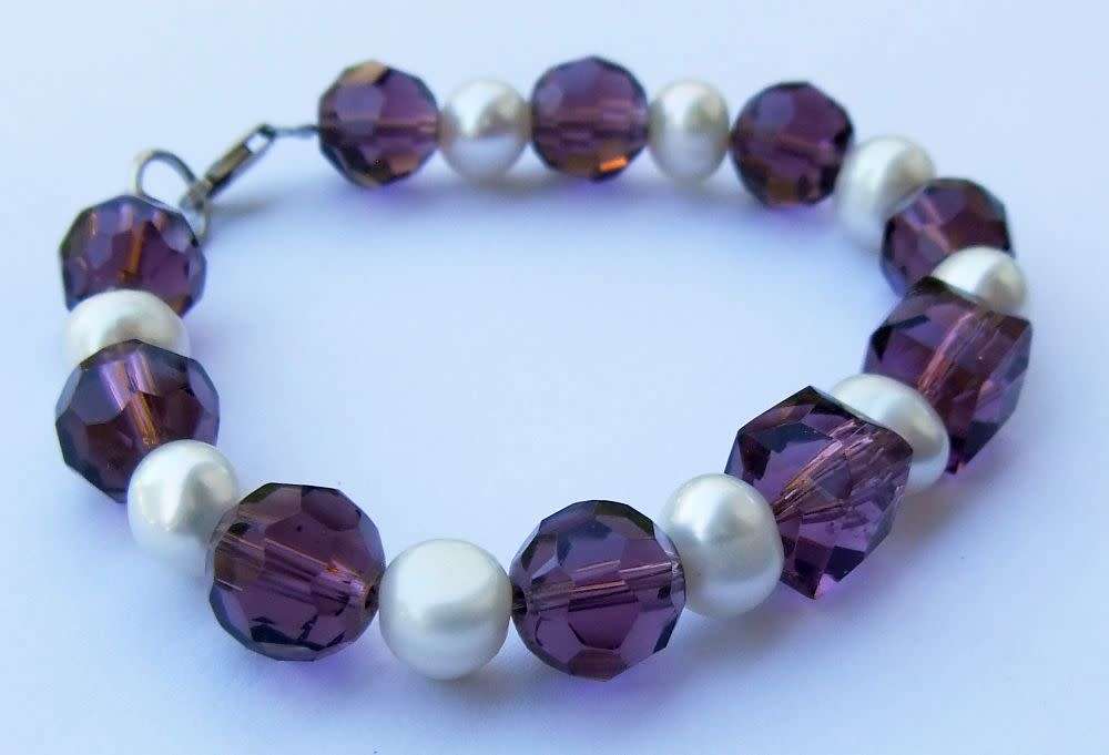 An eye catching handmade genuine freshwater Pearl and glass bracelet with sterling silver clasp