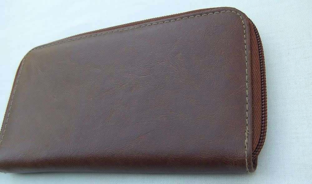 Brand new !! A PU leather unisex wallet / purse for notes , coins and cards