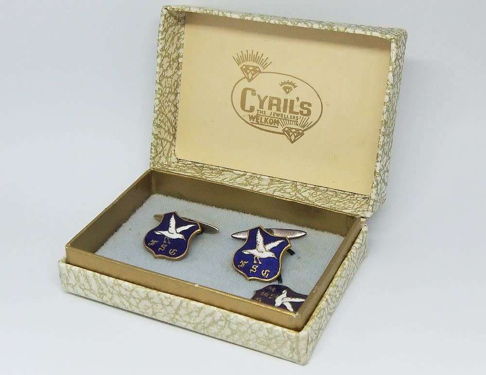 R50 SALE !! A GREAT LOOKING PAIR OF CUFFLINKS WITH MATCHING LAPEL PIN IN BOX