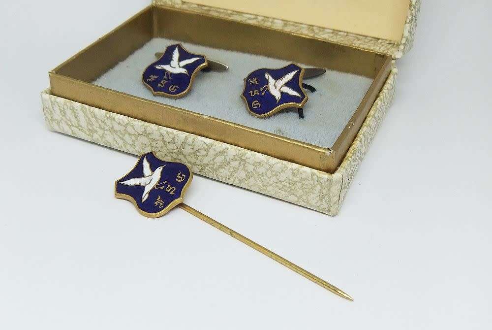 R50 SALE !! A GREAT LOOKING PAIR OF CUFFLINKS WITH MATCHING LAPEL PIN IN BOX