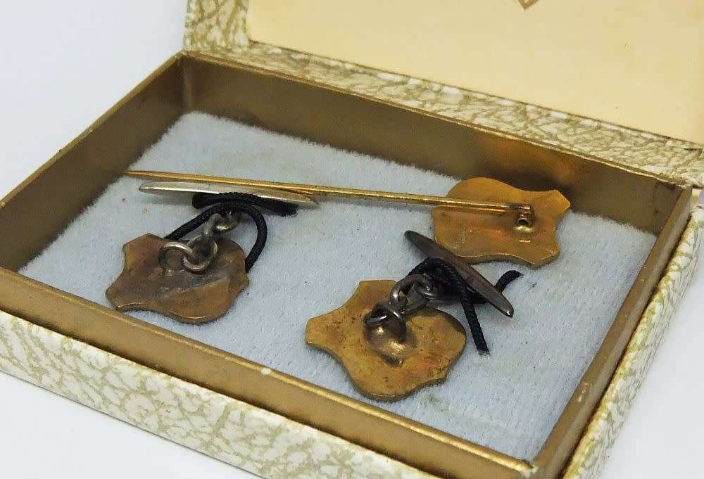 R50 SALE !! A GREAT LOOKING PAIR OF CUFFLINKS WITH MATCHING LAPEL PIN IN BOX
