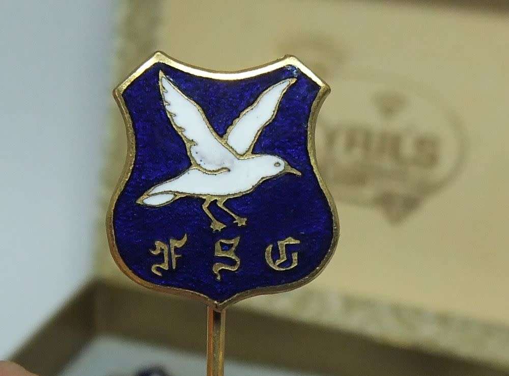 R50 SALE !! A GREAT LOOKING PAIR OF CUFFLINKS WITH MATCHING LAPEL PIN IN BOX