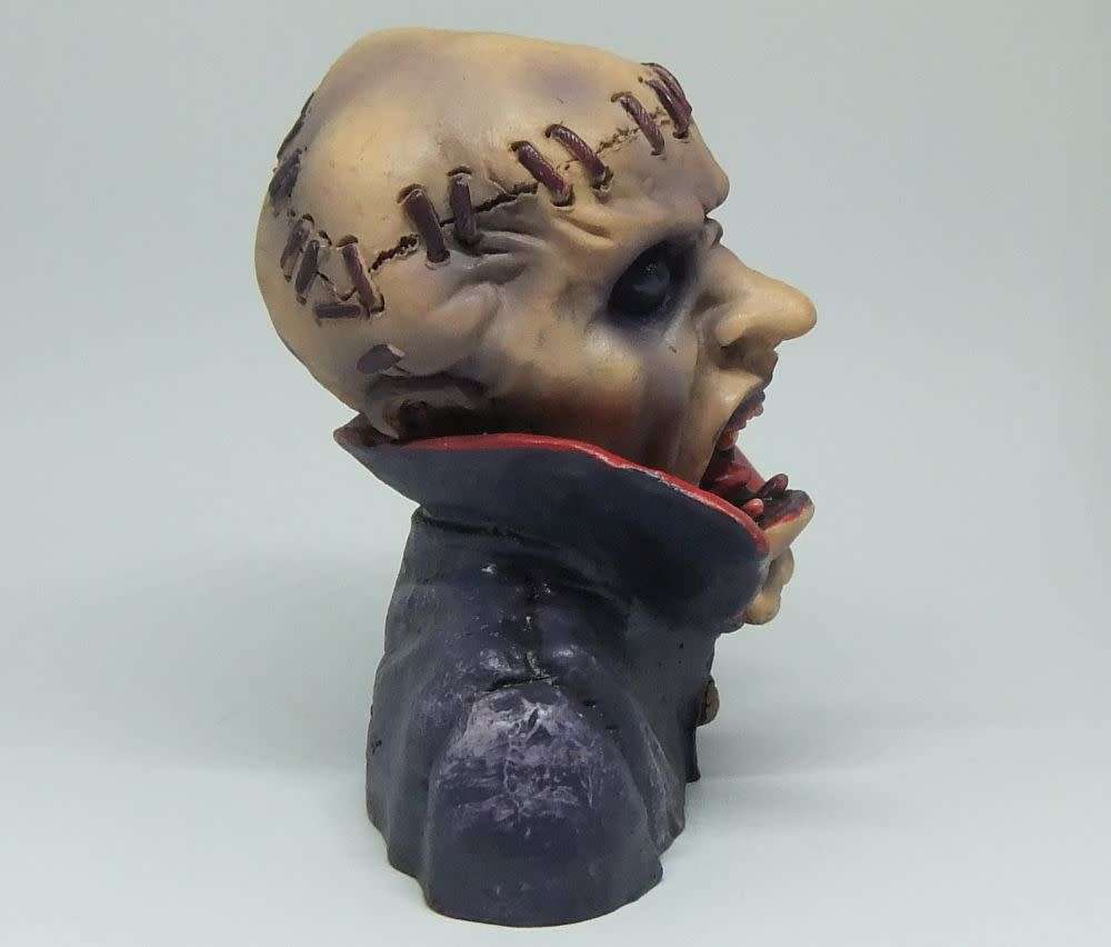 A HAUNTED LOOKING 1998 MONSTER BUST FIGURINE WITH DESIGNERS STAMP AND ORIGINAL BOX