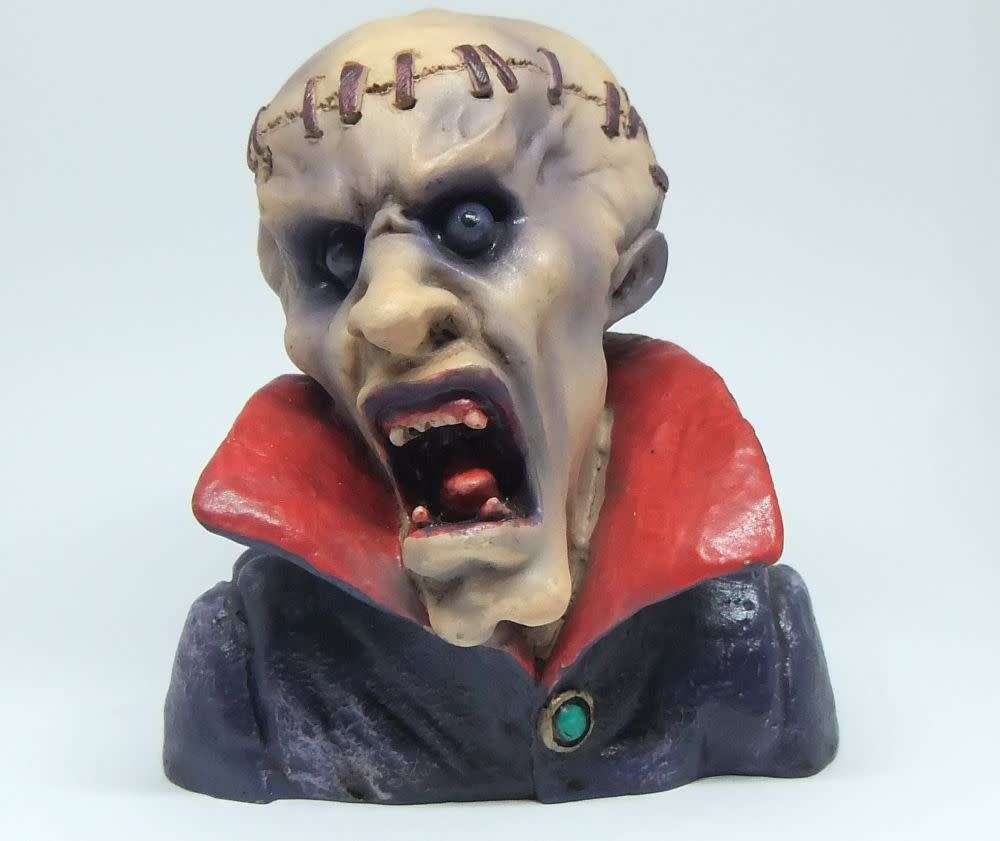 A HAUNTED LOOKING 1998 MONSTER BUST FIGURINE WITH DESIGNERS STAMP AND ORIGINAL BOX