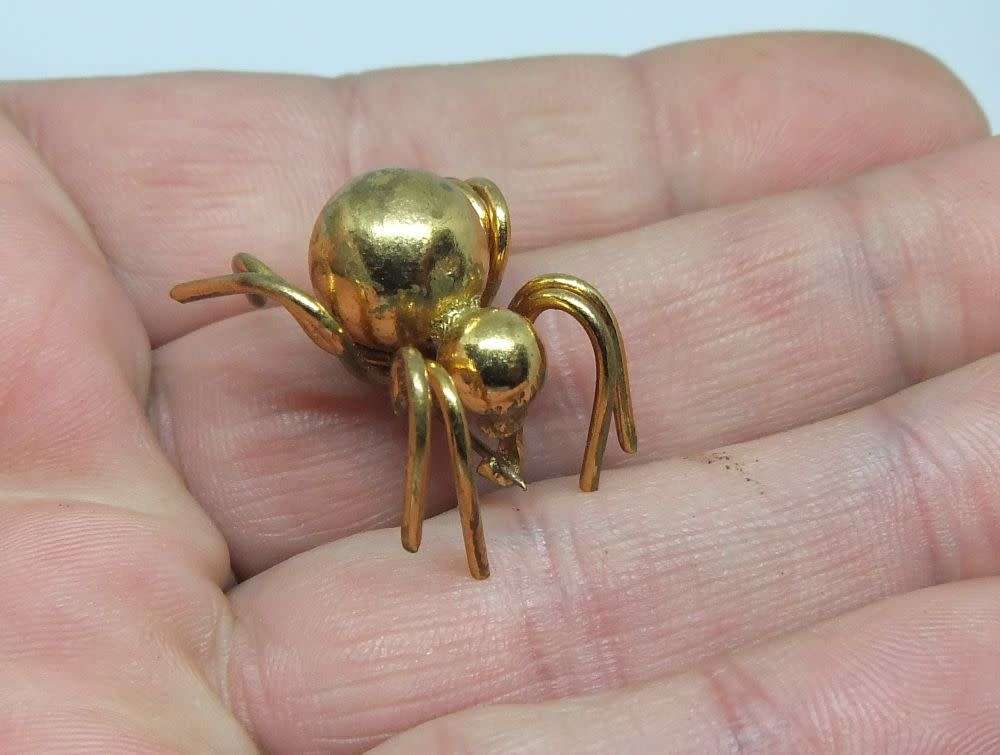 R50 SALE !! A VINTAGE GOLD TONE SPIDER BROOCH