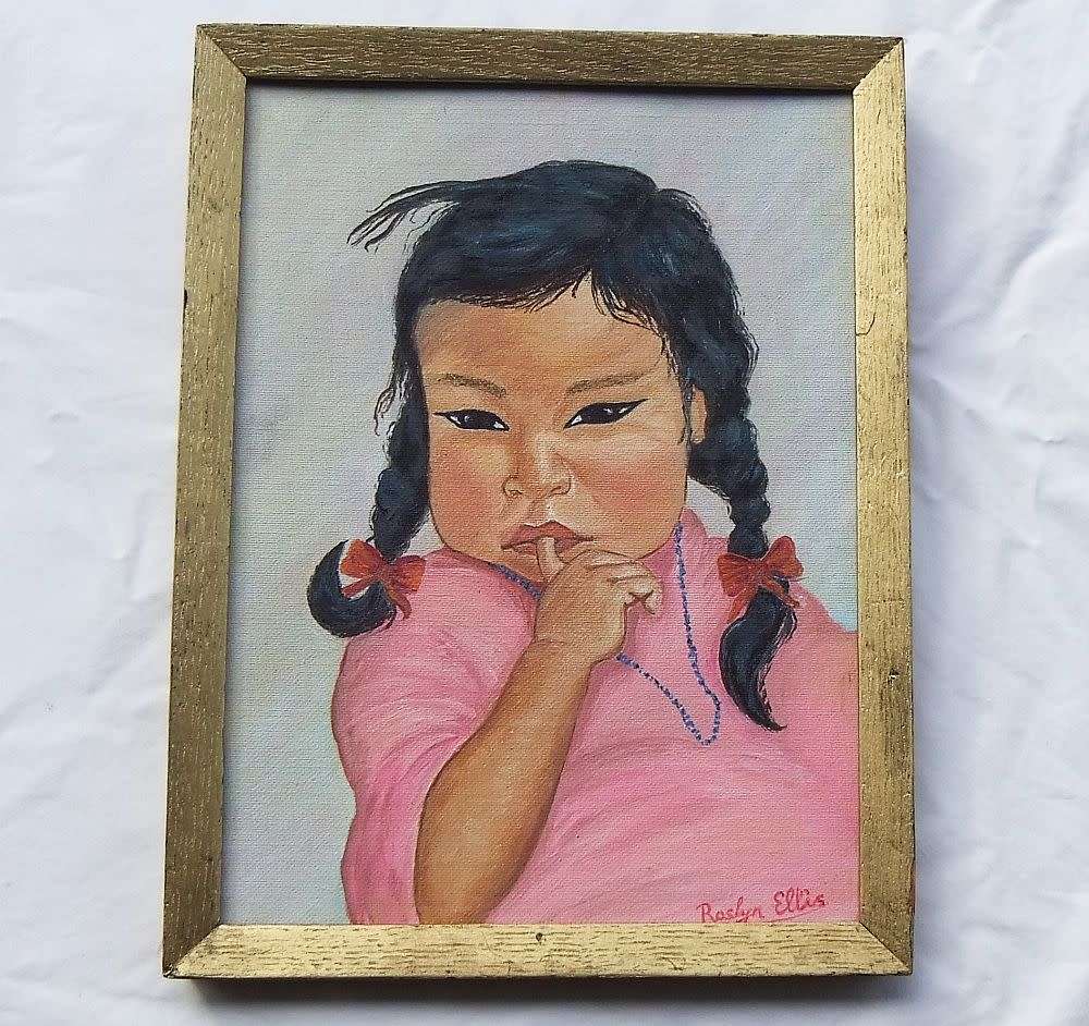 A VERY CHARMING VINTAGE ORIGINAL OIL ON BOARD PAINTING OF A CHUBBY YOUNG GIRL BY ROSLYN ELLIS