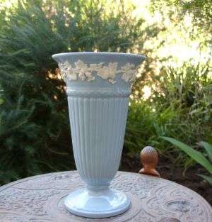WEDGWOOD VASE - QUEENS WARE - POSTAGE R40