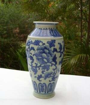 LOVELY CHINESE VASE - POSTAGE R40