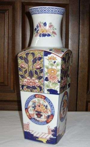 TALL ORIENTAL VASE - POSTAGE R50