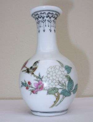 MINIATURE HAND PAINTED ORIENTAL PORCELAIN POSY VASE - STAMPED ON BASE - POSTAGE R40